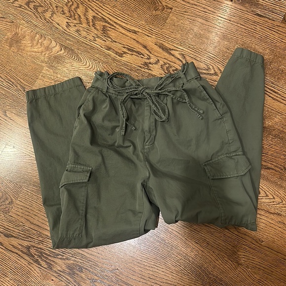 GAP High Rise Pleated Cargo Pants with Washwell - Picture 2 of 5